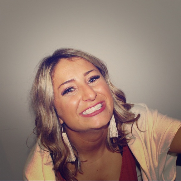 Meet your Posher, Erin - Picture 2 of 2